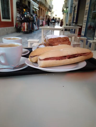 Renden - #podroze #podrozujzwykopem 
 #hiszpania Centrum Malagi, śniadanko pozdrawia...
