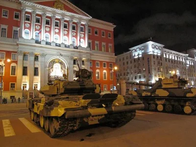 oligarcha - Pod głównym budynkiem na Placu Czerwonym, pojawiły się czołgi, BTR-y oraz...