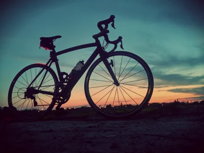 michnic - Ultra 700 o zachodzie słońca

#rower #pokazrower #btwin #mojezdjecie #fot...