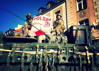 D.....r - Amerykańscy żołnierze trzymający biało-czerwoną płachtę reklamową komercyjn...