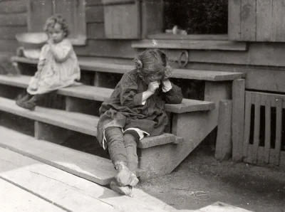 myrmekochoria - Lewis Hine, 5 letnia dziewczynka po całym dniu pracy (odmówiła Lewiso...