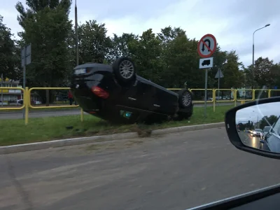 fuuYeah - Auto się wywróciło przed samym znakiem zakazu wywracania. Kierowca szczęści...