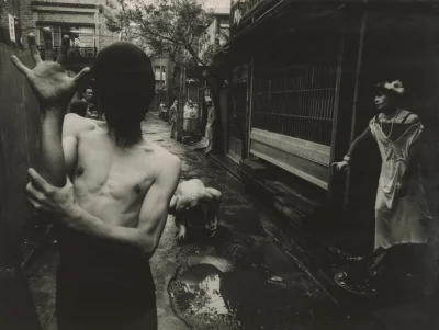 scruffy-duffy - William Klein | Teatr uliczny w Tokio (1961)

#starezdjecia #fotogr...