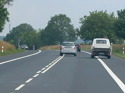 rozekpl - Ludzie, którzy jeżdżą poboczem jak na tym obrazku powinni mieć zabierane pr...