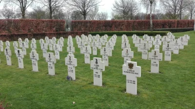 Jever - Na tym cmentarzu nie leżą tylko żołnierze z 1 Dywizji Pancernej, ale nawet Po...
