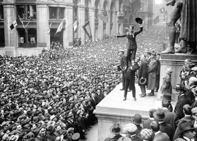 pogop - Charlie Chaplin podnoszony przez Douglasa Fairbanksa, podczas akcji promocji ...