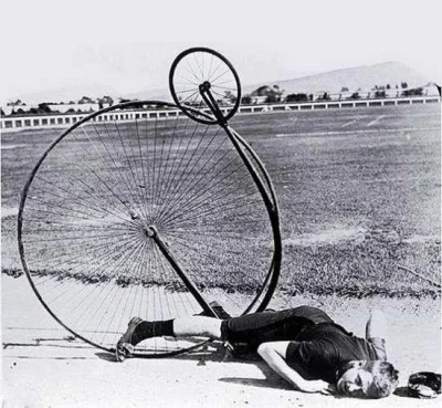 glasss - #fotohistoria #gleba #wypadek #rower #bicykle 

Z pewnością niepozowane.