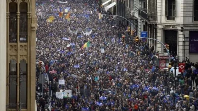 FLLNN - Wielka manifestacja wspierająca uchodźców w Barcelonie! Policja mówi o 160 ty...