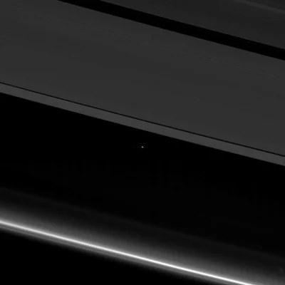s.....w - Ziemia widziana poprzez system pierścieni Saturna z perspektywy sondy Cassi...