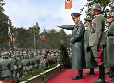 wojna - Adolf Hitler przyjmuje defiladę wojsk niemieckich w Alejach Ujazdowskich w zd...