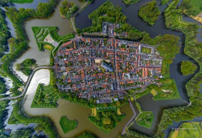 kono123 - Naarden dawne miasto portowe w Holandii 

robi wrażenie widok z lotu ptak...