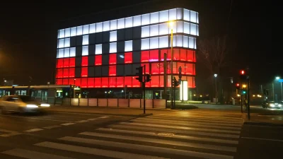 lubie-sernik - Jakiś taki patriotyczny ten biurowiec...

#serniknapolu