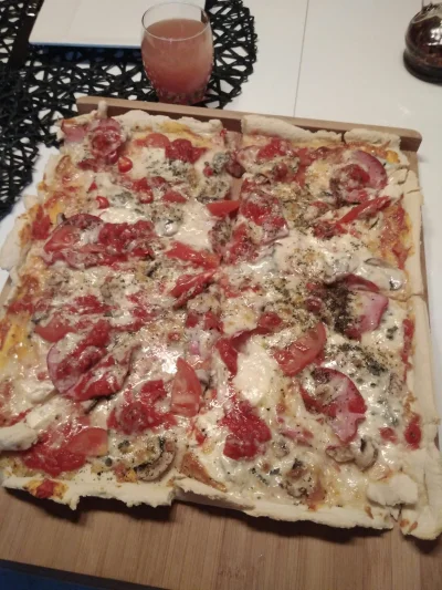 niezawodny - Gorgonzola, San Marzano, Serrano, Pepperoni i na części pieczarki..

Rob...