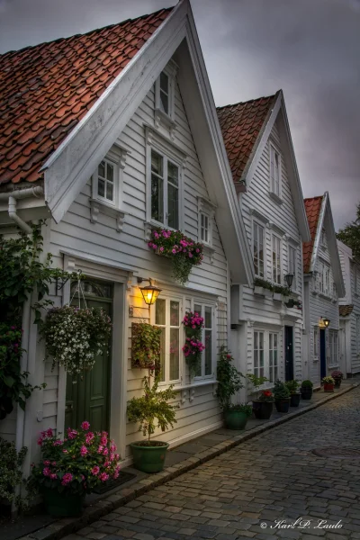 Iduun - Domki w zabytkowej części Stavanger w Norwegii.
Fot. Karl P. Laulo

#norwe...
