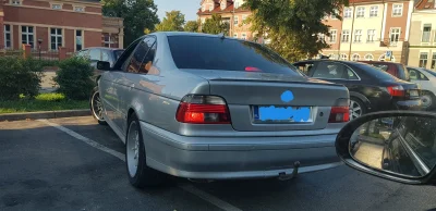 Siaa - Kolo stanął na trzech miejscach parkingowych na ciasnym parkingu. 
Zgadnijcie...