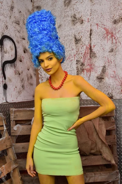 K.....H - Emily Ratajkowski jako Marge Simpson na imprezie halloweenowej u Heidi Klum...