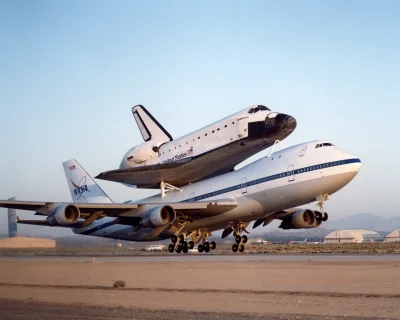 d.....4 - Należący do NASA zmodyfikowany Boeing 747 z promem kosmicznym Endeavour na ...
