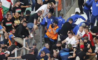 ms05 - Islandia - Węgry: Przepychanki przed meczem na stadionie

źródło i więcej zd...