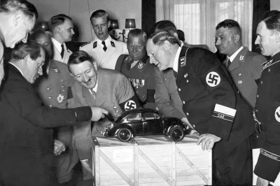 brusilow12 - Ferdinand Porsche prezentuje Adolfowi Hitlerowi model volkswagena 
( ͡°...