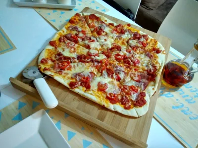 niezawodny - Dziś pizza z szynką szwarcwaldzka, pomidorami cherry, ostra papryką, sos...