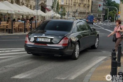 Jokker - > Aczkolwiek jest Maybach z C na blaszce ;)

@kuraku: Tylko że on się poru...