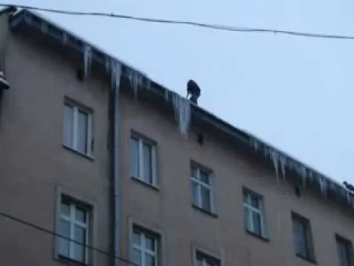 FulTun - @JustynM: Akcja usuwania śniegu i sopli z dachu na ul.Starowiślnej w Krakowi...