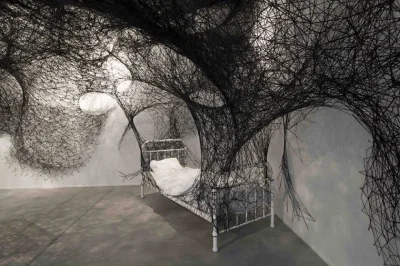 A.....h - Chiharu Shiota, Sleeping is like death. Instalacja z Daniel Templon Gallery...