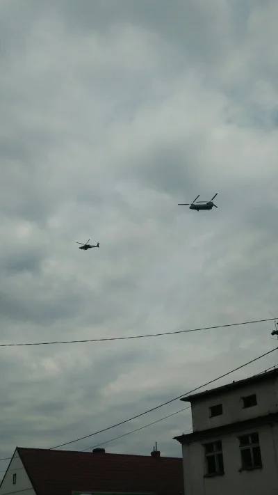 k.....5 - Apache i Chinook nad muchoborem 

#wroclaw