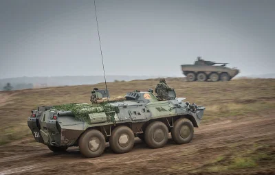 BaronAlvon_PuciPusia - Ukraiński transporter BTR-80, a w tle polski Rosomak podczas d...