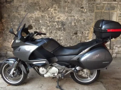 cojatu_robie - #motocykle

Ktos moze mi powiedziec jaki to jest model motocykla?