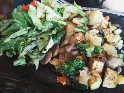hangover - Dziś obiad zrobiony przez moją mamę :D
Zapiekanka warzywna z tofu i sałatk...