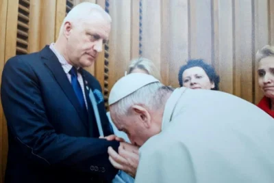 PanMieczyslaw - No ale przecież sam papież go po rękach całował..
