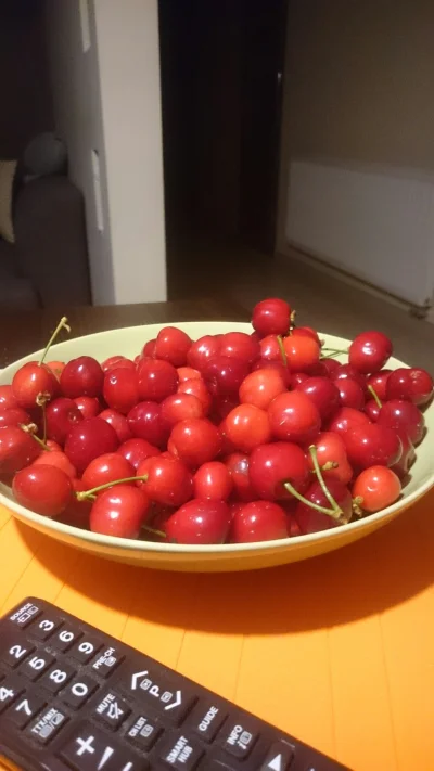 rybeczka - #foodporn #jedzenie #czeresnie 
Dzisiaj to same rarytasy na stole... 
SPOI...