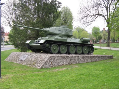 k.....a - Taki T-34/85 stoi (w roli pomnika) w Czarnkowie (północna wielkopolska).