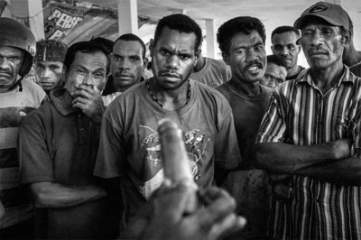 likk - mężczyźni gdzieś z prowincji z Papui Nowej Gwinei pierwszy raz w życiu widzą p...