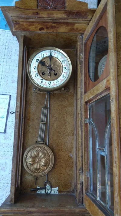 AgentB - #zegarki #zegarmistrzostwo #antyki #pytanie

W mieszkaniu po babci znalazł...