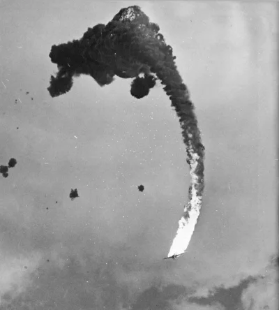 s.....w - Ostatnie momenty zestrzelonego japońskiego bombowca - 1945 rok.

#ciekawost...