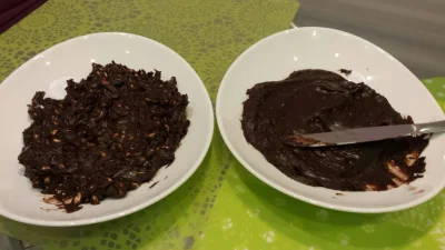 kzyhu - zrobiłem czekoladę wg jakiegoś przepisu z sieci. tę po lewej nazwałem koszmar...