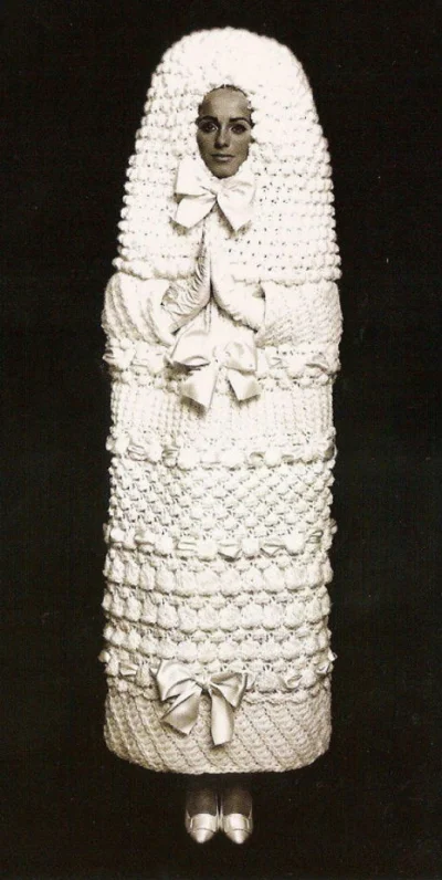 N.....a - suknia ślubna - typu "tampon"
co te projektanty...
#heheszki #modadamska ...