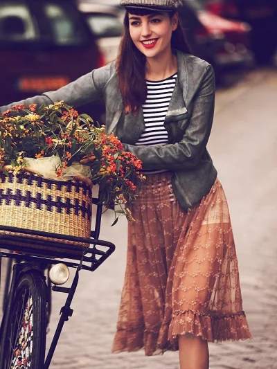 v.....r - #cyclechic

#bikegirls

#rower

#ladnapani

#moda