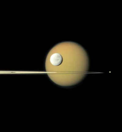 Elthiryel - Zdjęcie na którym widać pierścienie Saturna i aż 4 księżyce: na środku po...