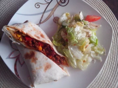 yeloneck - Dziś na obiad takie Burrito i sałatka.
#gotujzwykopem #chwalesie