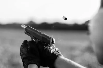 j.....n - #gunboners #jessenapoligonie

Colt 1911 .45 w akcji, piękne ujęcie :)