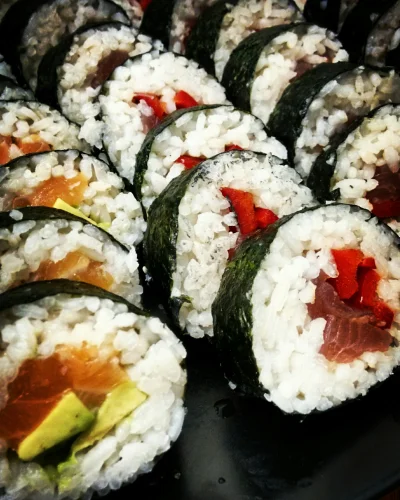 espectsorka - moje pierwsze #domowe #sushi nie wygląda idealnie ale smakuje całkiem c...