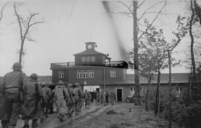 N.....h - Amerykańscy żołnierze wchodzą do obozu w Buchenwaldzie. 
11 kwietnia 1945
...