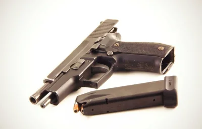 Rogue - #bron #gunboners

Sig Sauer P226 w bardzo klasycznej wersji.