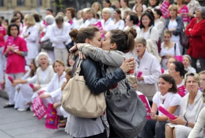 Holiday - Fotka z marszu przeciwko homomałżeństwom we francji. Piękne oburzenie stary...