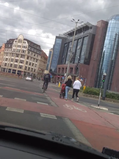 T.....5 - Jak można być takim zjebem, zeby dziecko w wózku przewozić na drodze rowero...