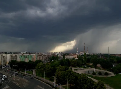 trzypotrzy - Widzieliście kiedyś wodospad z nieba? Tzw. downburst we Wrocławiu :P 

...