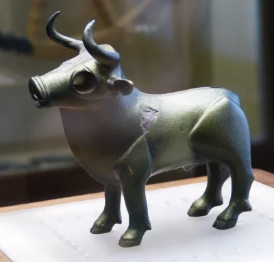 myrmekochoria - Figurka byka wykonana z brązu, kultura halsztacka 600 rok przed naszą...